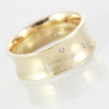 Loading image - 9ct Yellow Gold Diamond Ring Band