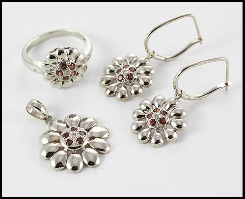 9ct-white-gold-garnet-diamond-floral-pendant-ring-set
